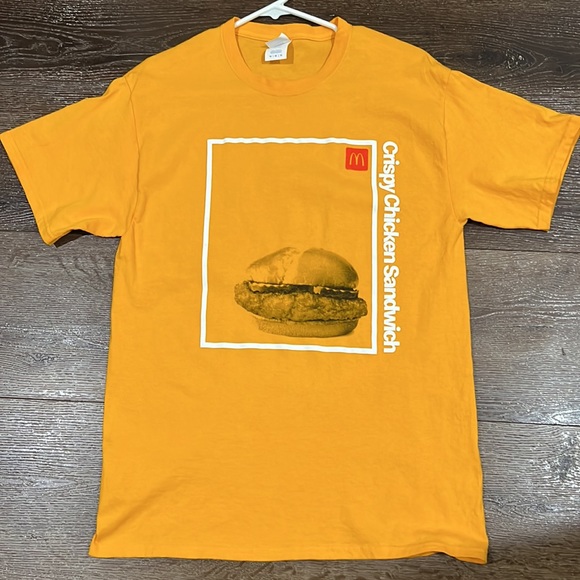 Mc Donald crispy chicken sandwich shirts medium yellow - Picture 8 of 8